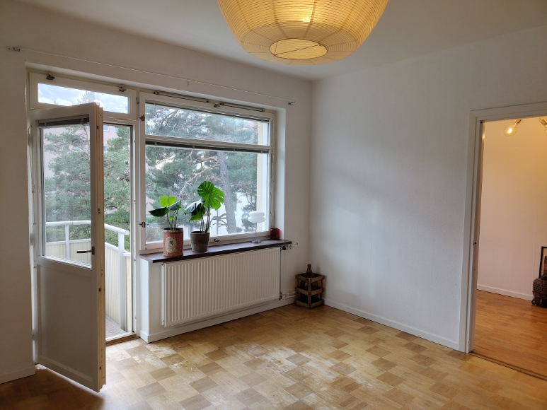 Vardagsrum med utgång till balkong.