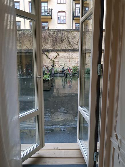 Balkongdörr direkt ut mot innergården, med egen trapp för en fikastund.