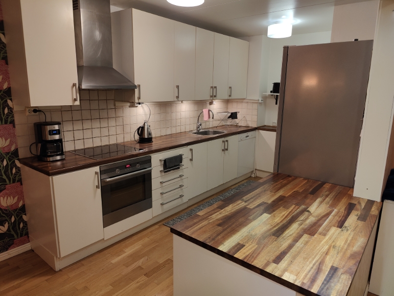 Köket sedd från hallen.