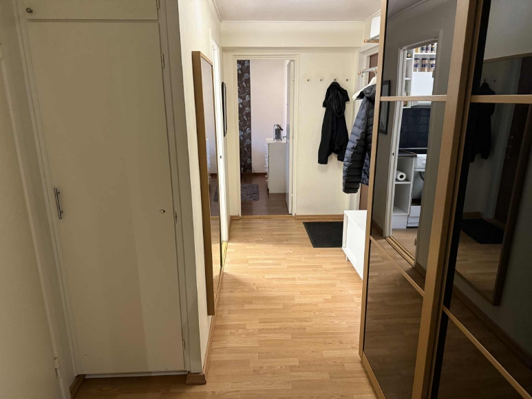 Hallen med inbyggd garderob samt fristående dubbelgarderob