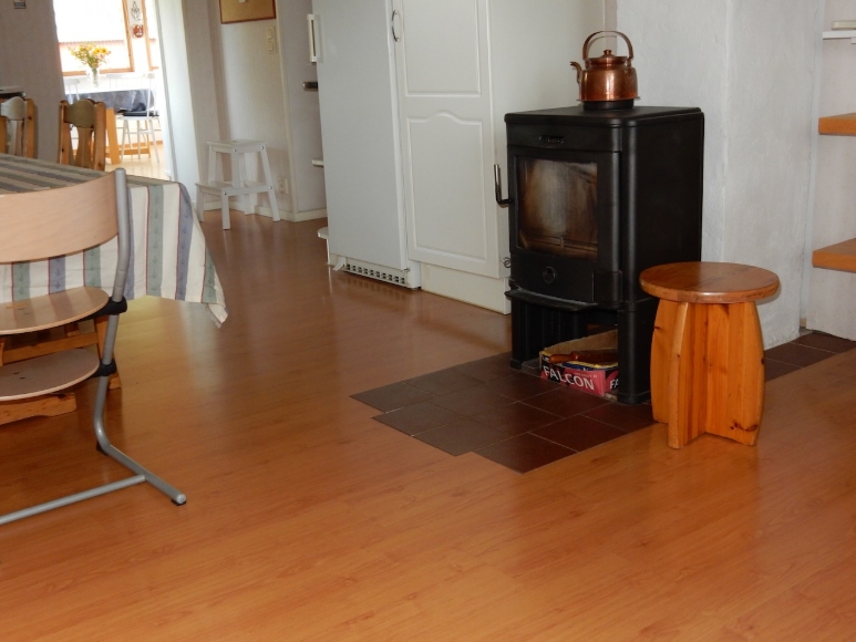 Braskamin och vattenburen golvvärme i köket.