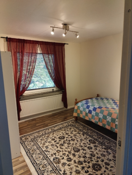 Sovrum 2, vänster om trappan på övre plan.