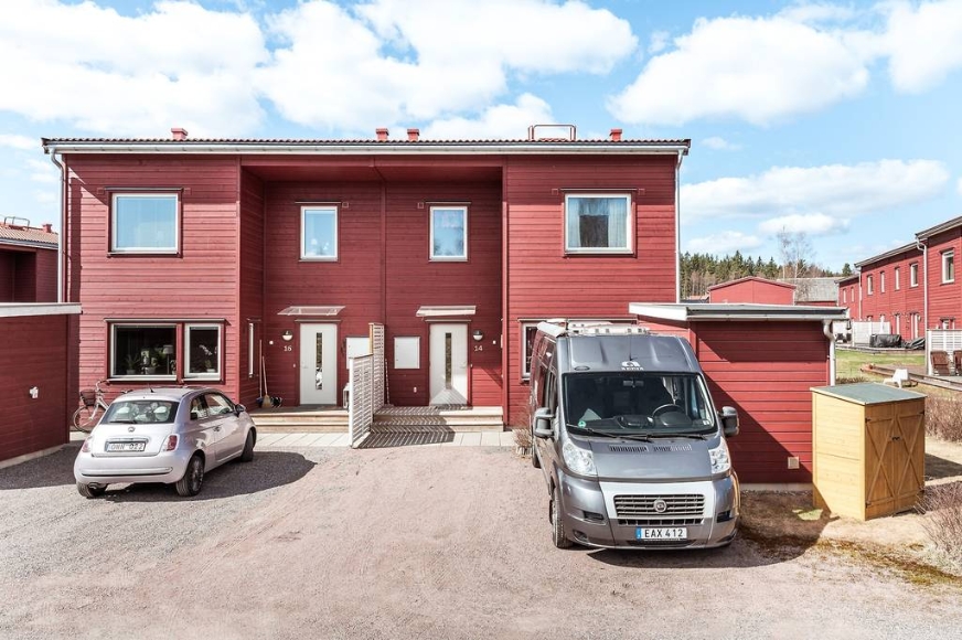 Entré med parkering, 2 bilar.