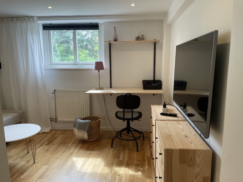 TV-skärm och studieplats