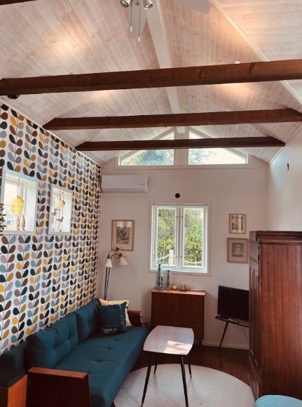 Tv-rum inkl dubbelbäddsoffa. 
Smart tv 28” för streaming.