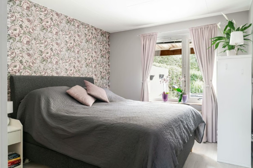 Stora sovrummet med plats för dubbelsäng och sängbord. Stor garderob med skjutdörrar och goda förvaringsmöbler. Finns även klädkammare i anslutande rum.