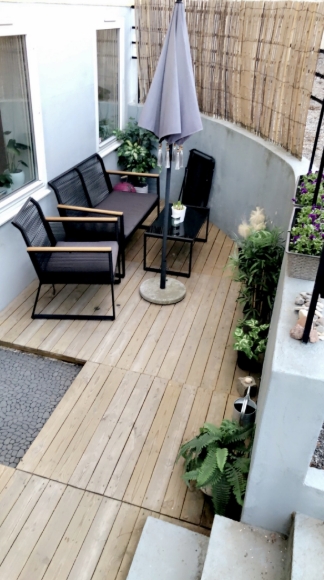 Uteplats i direkt anslutning till ytterdörren  (egen ingång).