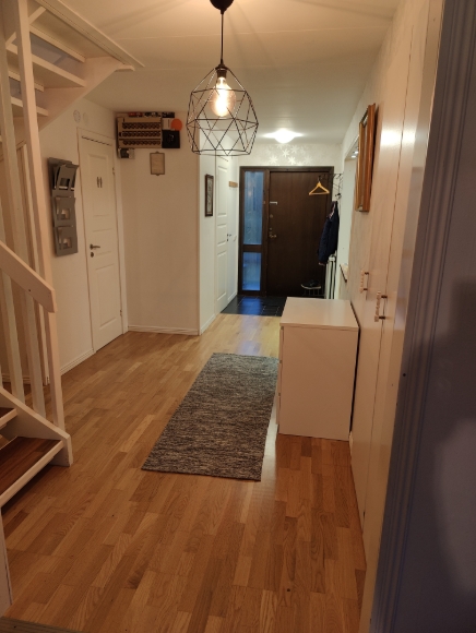 Ett fin avlång Hall med närhet till kök, toalett och tvättstugan.