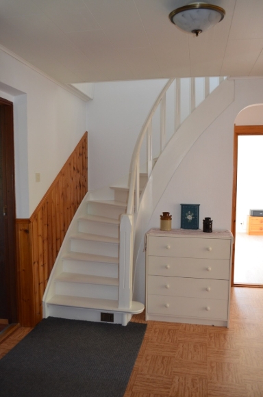 Hall med trappa till ovanvåning.