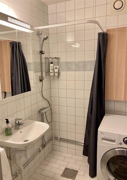 Badrum med ducsh, beläget i hallen mellan sov-och vardagsrum.