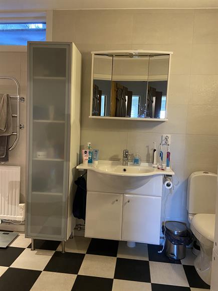 Badrum på nedre våningen med bubbelbadkar