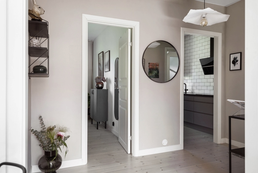 Hall
Välkomnande och rymlig hall. På golvet ligger vitvaxat trägolv som är genomgående för hela bostaden och väggarna är genomgående ljusa. Möjlighet till avhängning. Från hallen nås bostadens samtliga rum.