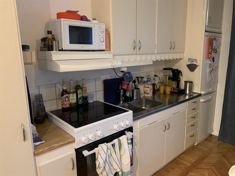 Kök som innehåller det man kan tänkas behöva - kaffemaskin (Moccamaster), mikrovågsugn, spis och ugn, m.m.