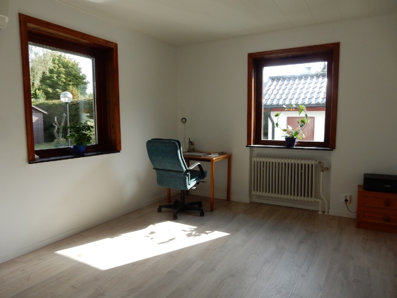 Kontor/sovrum på bottenvåning.