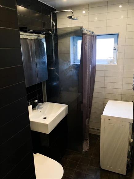 badrum med tvättmaskin