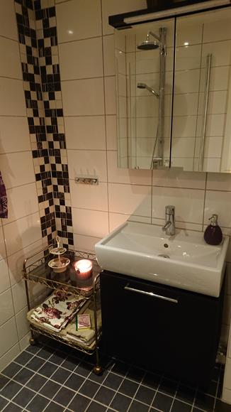 Nyrenoverat , helkaklat badrum med golvvärme och handukstork. Dusch, spegelskåp och underskåp tvättställ.