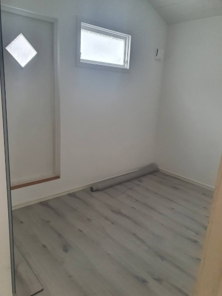 Sovrum med utgång till altan.