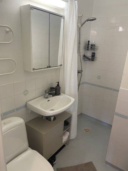 Badrum med dusch, tvättstugan hittas i källaren i samma hus