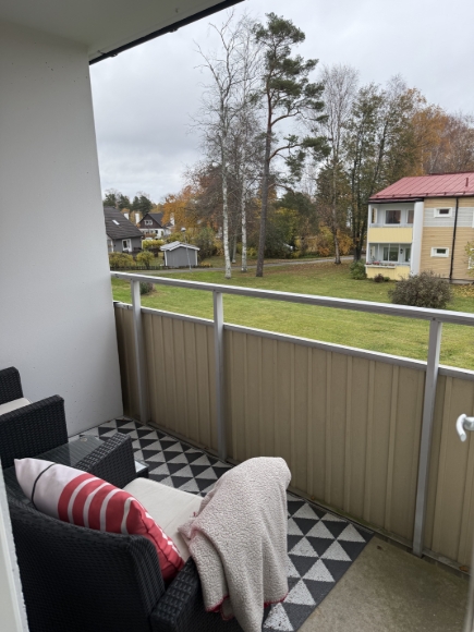 Balkong med morgon och förmiddagssol