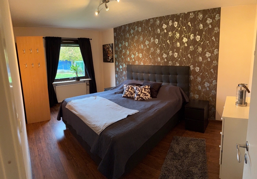 Sovrum med inbyggd dubbelgarderob samt fristående garderob