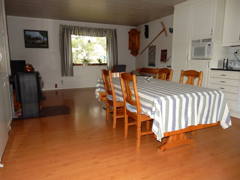 Kök med TV-hörna och braskamin.