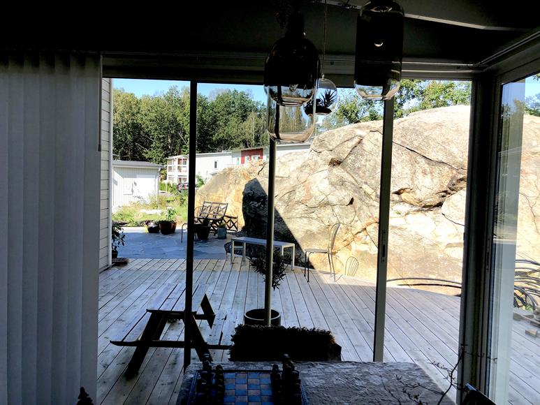 Med utsikt över berg och skog.