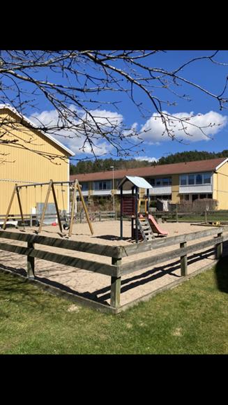 Den gemensamma lekparken ligger precis utanför dörren.