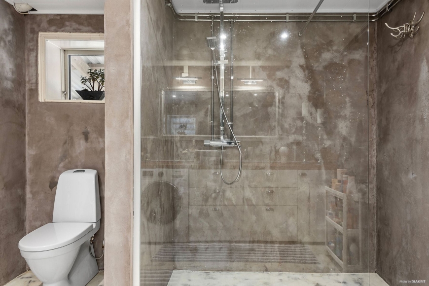 Fräscht och rymligt badrum på bottenplan