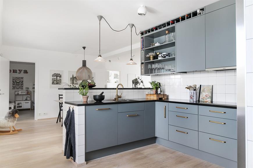 Vy från hall mot kök och vardagsrum, och de övriga sovrummen