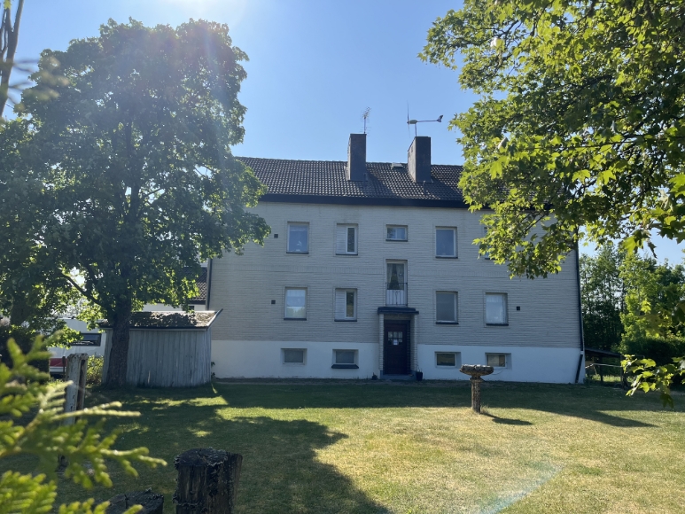 Husets framsida med ingång i mitten, lägenheten är på höger sida på 2:a våningen. Tvättstugan är i källaren.