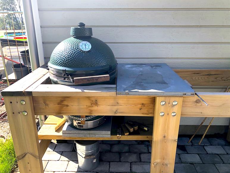 Kamadogrillen The Big Green Egg står redo för sommarens grill.