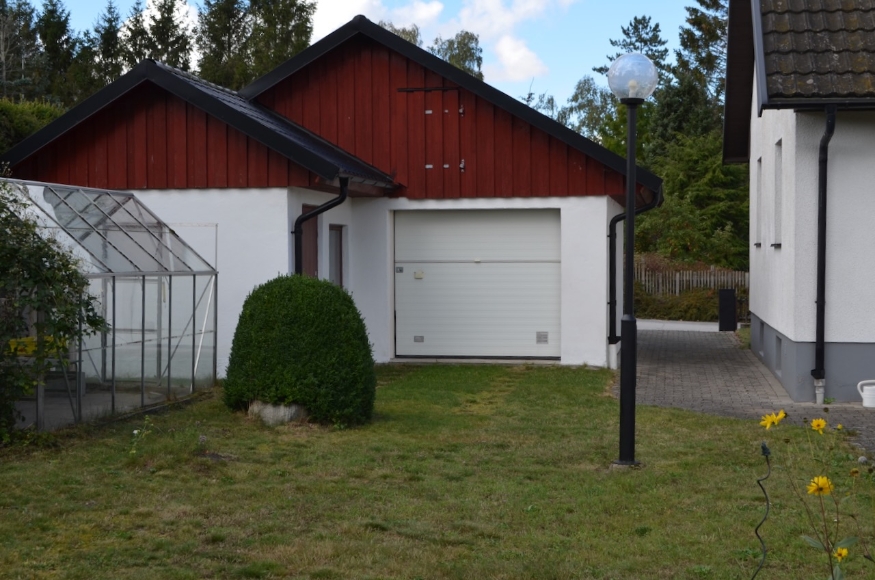 Växthus, förråd, dubbelgarage.