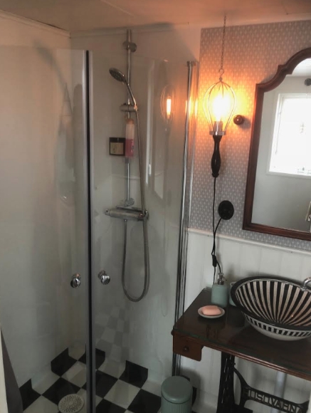 Duschhörna samt handfar.