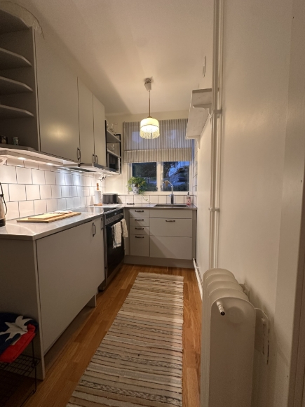 Kök med mickrvågsugn, brödrost och vattenkokare.