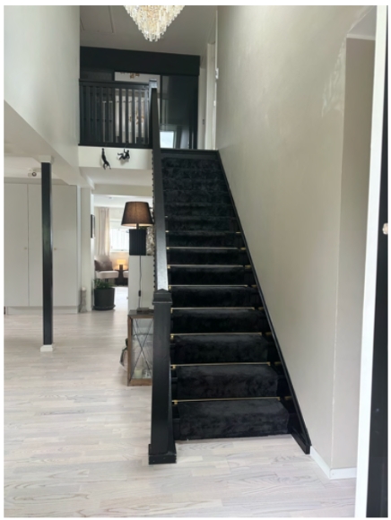 Entré med hall och trappa till övervåningen.