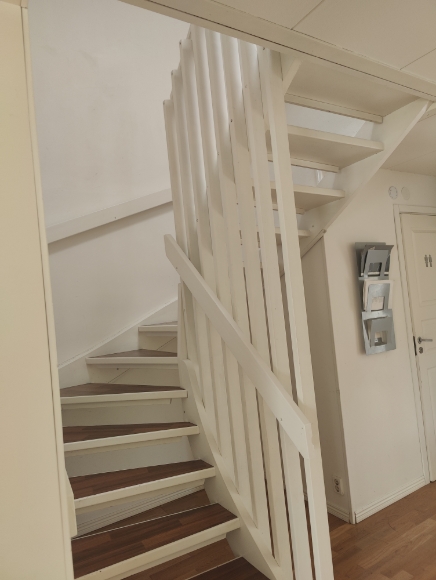 En fin stabil, trappa upp till övre plan.