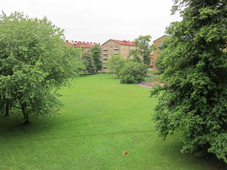 Utsikt från balkong, sovrum, lilla sovrummet och kök.