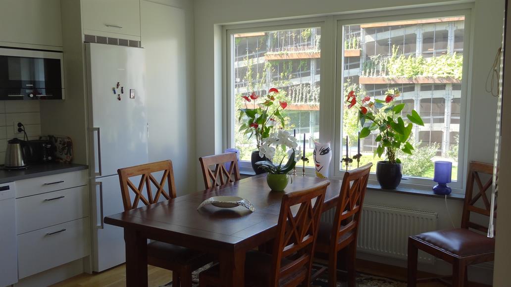 Matbord i köket plats för 10 - 12 personer.