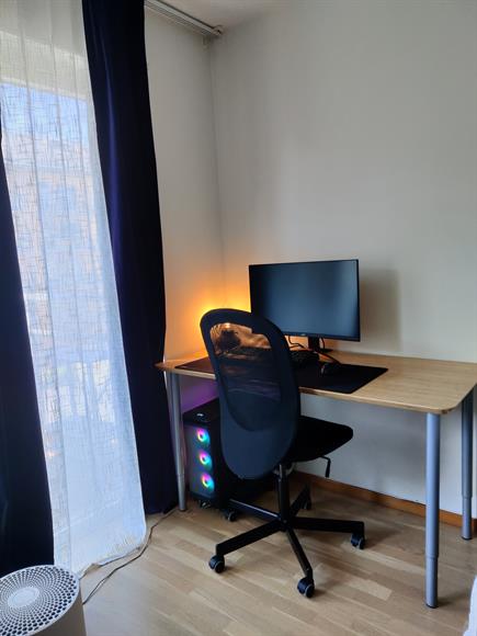 Liten arbetsplats vid sängkanten.
Small working space at the end of the bed.