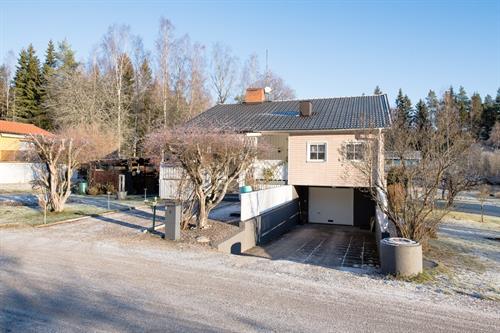 Adress i Mellsa i Hlleforsns i Sdermanlands Ln. Se fretag skrivna p adressen och Bostaden ligger ca sex minuters gngvg (630 meter) frn vattnet. Vstmarksgatan 18 Sdermanlands Ln, Hlleforsns - unam.net